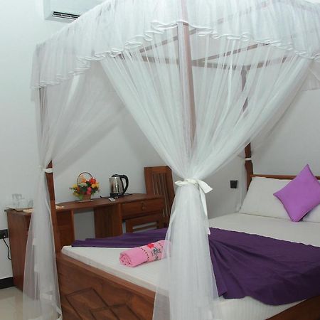 Bed and Breakfast Maduranga N Guest Mirissa Esterno foto