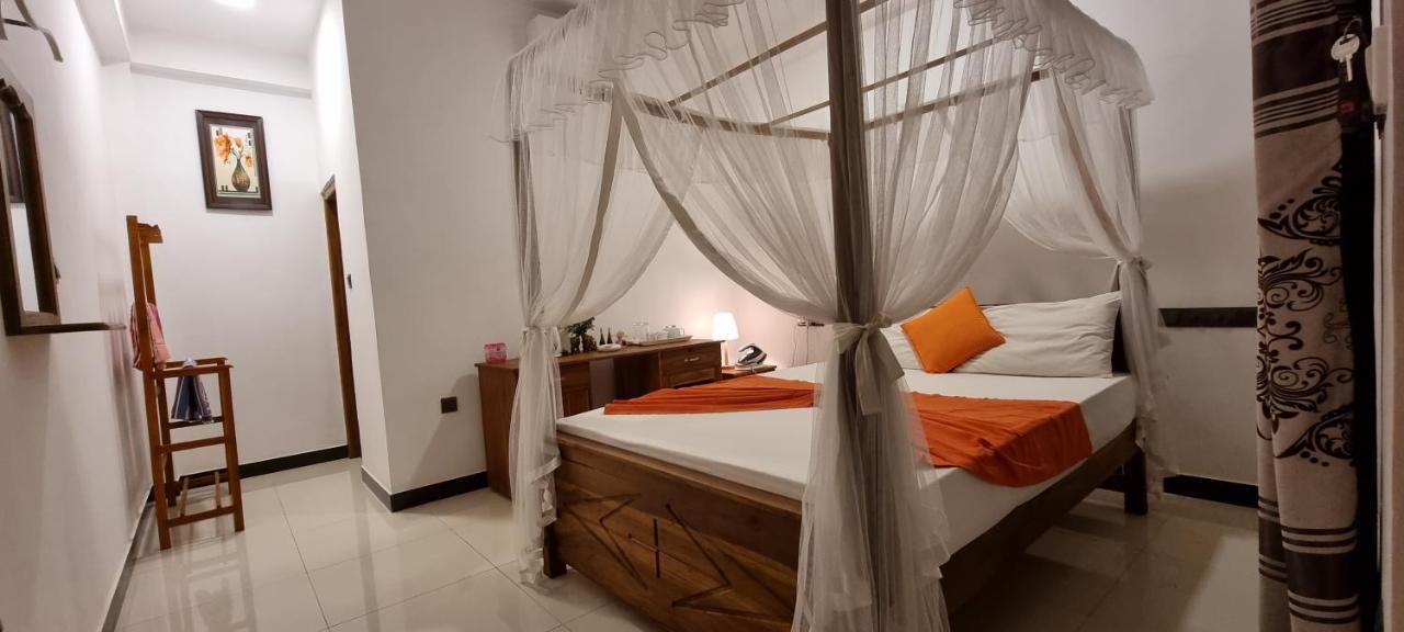 Bed and Breakfast Maduranga N Guest Mirissa Esterno foto