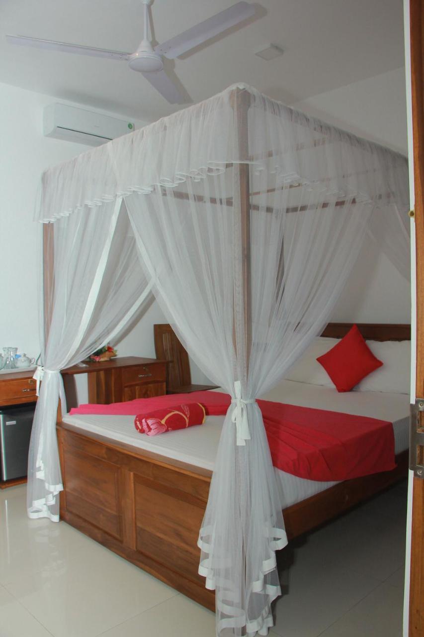 Bed and Breakfast Maduranga N Guest Mirissa Esterno foto