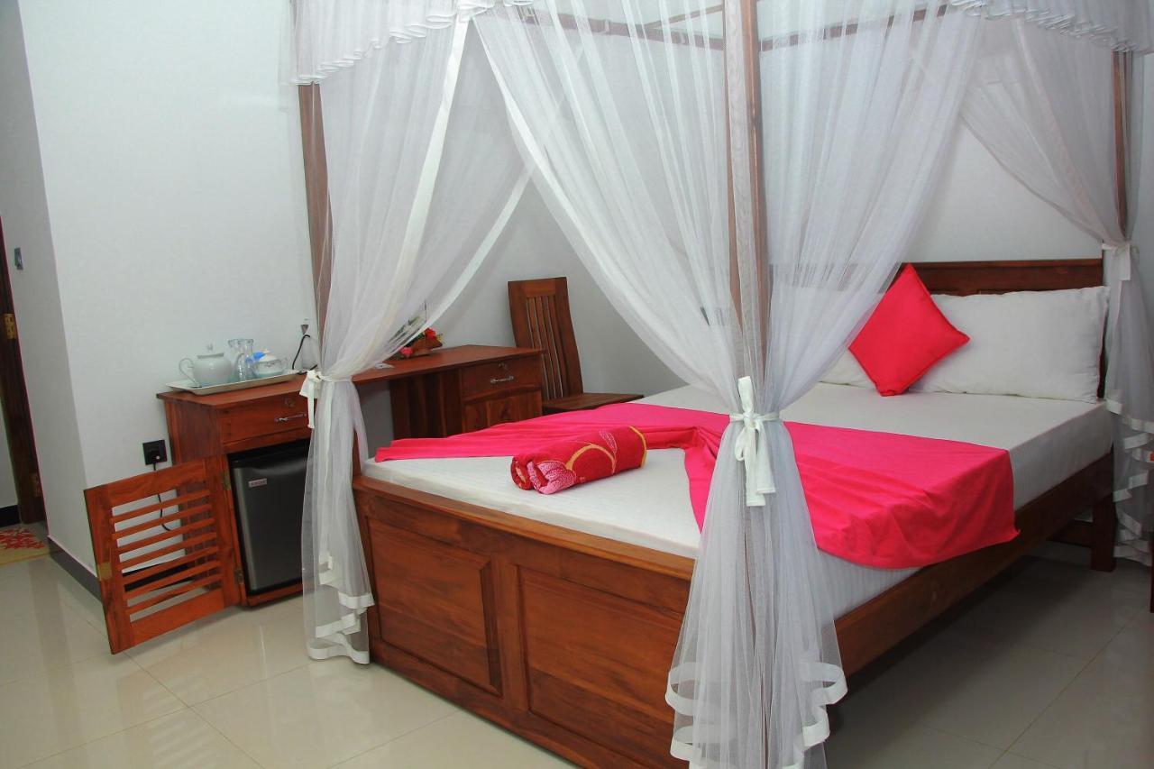 Bed and Breakfast Maduranga N Guest Mirissa Esterno foto